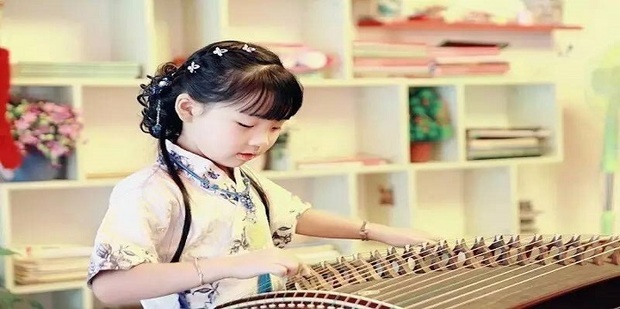 正确的古筝演奏坐姿 弹古筝正确坐姿图示