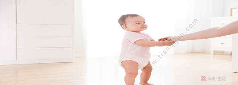 正常一岁宝宝该会哪些 一周岁宝宝发育标准 正常一岁宝宝该会哪些