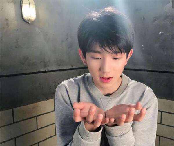 王源简介 王源成立个人工作室 王源旗下艺人介绍