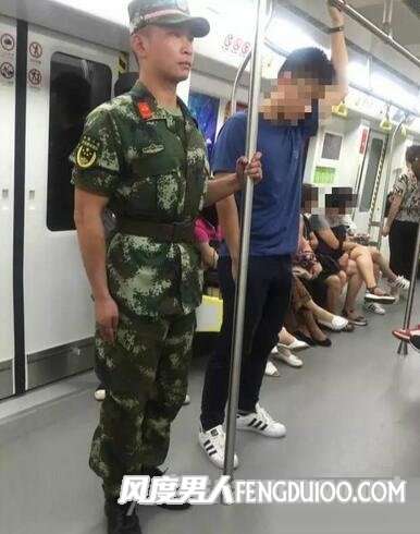 消防员是军人吗 消防员乘地铁被发网上红了 军人气质很迷人