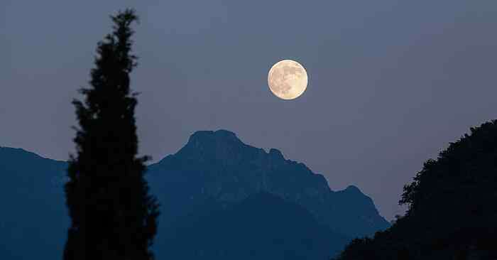 与月亮有关的四字词语 有关月光的四字词语和诗句 有关月光的四字词语