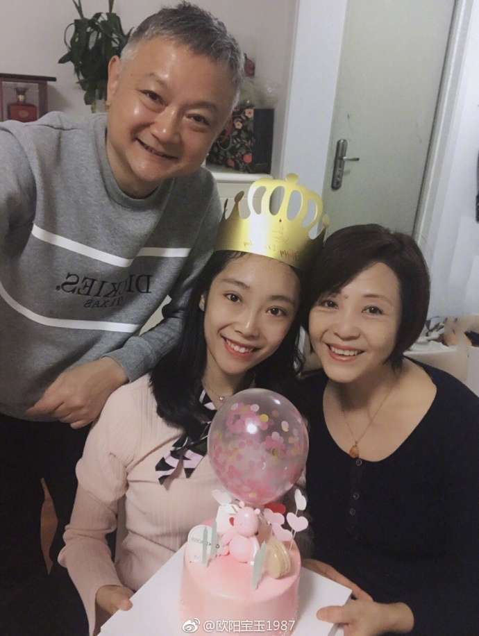 欧阳奋强老婆 欧阳奋强晒全家福 欧阳奋强老婆演过什么