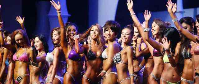中国女子健美 国内健美比赛这美女裁判的身材太犯规了吧！观众都顶不住…