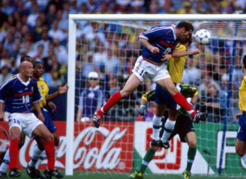 荷兰对巴西 98年世界杯最让人意外的，不是法国夺冠，而是荷兰被巴西击败