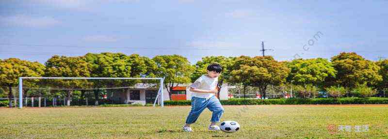 小孩踢足球 踢足球的好处和坏处  踢足球对小孩的弊端