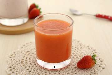 红萝卜汁的功效与作用 胡萝卜汁的功效与作用 生吃胡萝卜汁对便秘有益