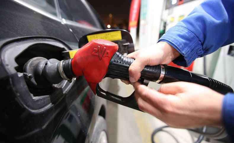 国内油价下调 国内油价或迎大幅下调 加满一箱油或便宜12.5元