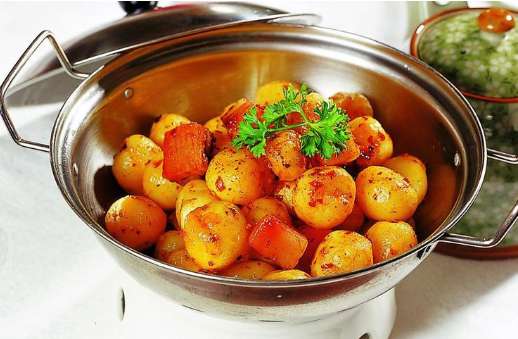 马铃薯怎么炒才好吃 小土豆如何去皮  小土豆怎么做才好吃