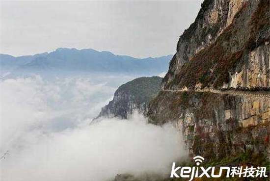 自发凿出悬崖天路 重庆村民自发凿出悬崖天路 盘旋于海拔1500多米的高山险象环生