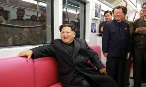 金正恩图片 金正恩笑乘朝鲜新地铁（图）