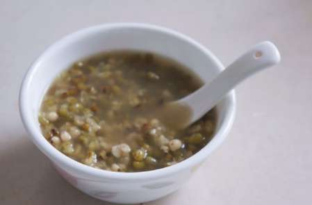绿豆不能与什么同食 绿豆汤不能和什么一起吃 绿豆汤和葡萄能一起吃吗一起吃吗