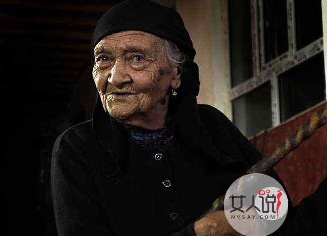 现在还有清朝人活着吗 逆天！新疆130岁老人 从清朝活到如今依然健朗比女儿还健康