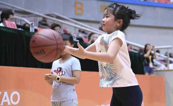 乃父 姚明女儿姚沁蕾7岁就1米6！打球投篮有模有样颇有乃父之风