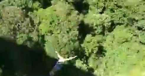 蹦极意外 巴西男子蹦极死亡 还原其从40米高往下跳头触地死亡全程