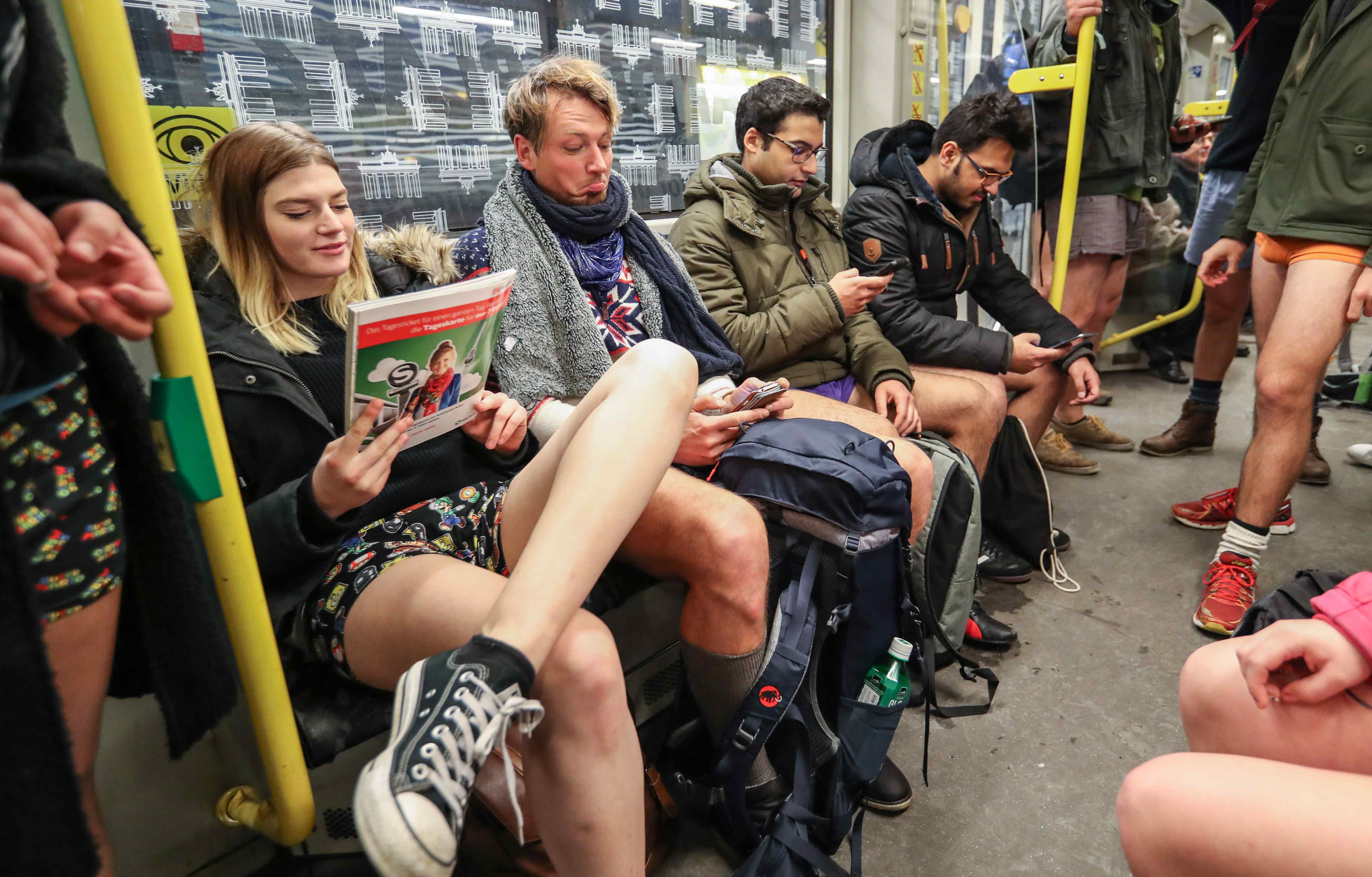 不穿裤子搭地铁 柏林办“不穿裤子搭地铁日”！地铁里全是大白腿