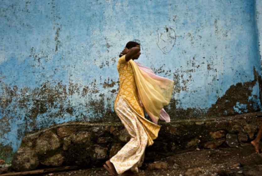 艾滋性工作者调查 探秘孟买性工作者 艾滋居高不下，铺条毯子就地工作