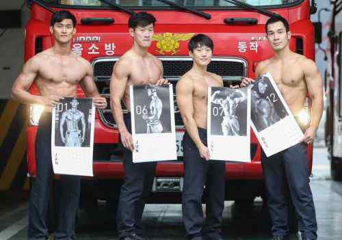 赤裸的消防员 消防员裸身这是做什么？六块腹肌，肌肉男让人欲罢不能
