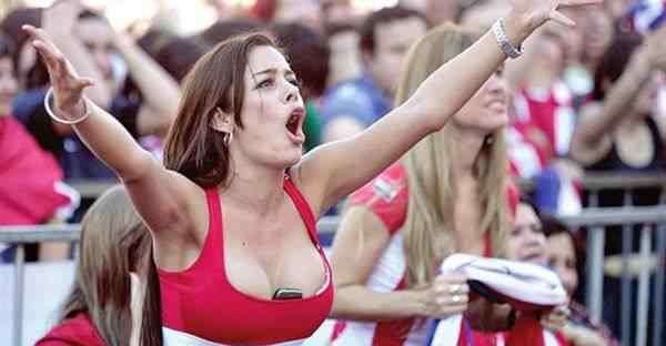 世界杯乳神 世界杯版“乳神杯”出炉 南美乳神胸夹手机 美女主持疯狂掀衣露bra