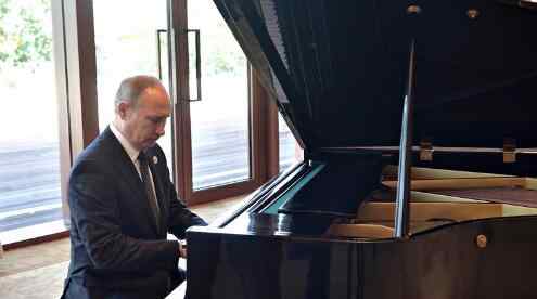 莫斯科之窗 普京回应弹钢琴炫技:钢琴调得不准 不过是用两三个手指按了下琴键