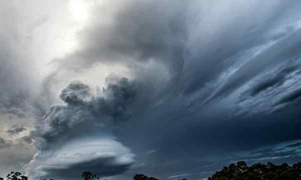 摄影师拍积雨云 摄影师拍罕见积雨云 酷似外星飞船 外星飞船长啥样？