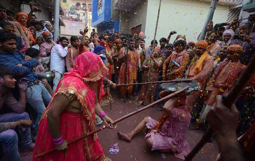 打男人节 印度版“妇女节”：棒打男人 喷彩狂欢 给男人点颜色瞧瞧
