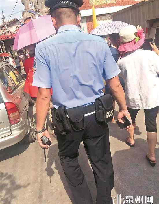 警察背影 炎炎夏日汗水湿透警服 民警背影引来点赞一片