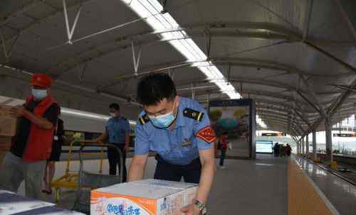 福州火车南站 福州火车站：抗击台风“米克拉” 抢装三千多件应急食品