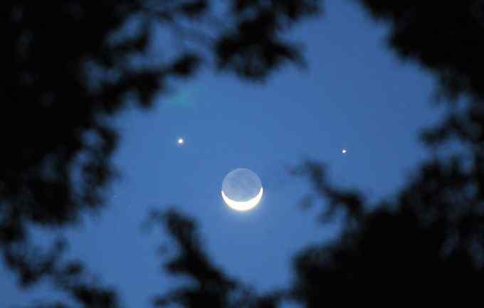 金木合月 香港夜空现双星伴月震撼人心！双星伴月天象是如何形成的有什么寓意