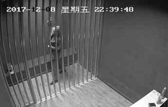 跳舞的警官 辽宁丹东吸毒男派出所“跳舞” 警察配乐做成警示片