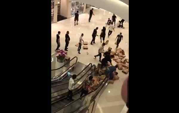 上海警察打人新闻 限量版“椰子鞋”发售 上海一黄牛党为抢鞋雇友打人