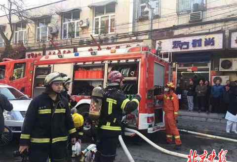 北京光明楼 北京光明楼居民楼发生火灾 消防车被乱停放的车辆挡住