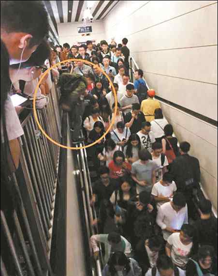 北京地铁事故 地铁翻围栏下楼梯事件始末及原因 北京地铁发生了什么事？