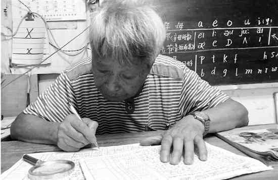 写日记的英文 老人50岁自学英语 如今90岁写了33本英文日记