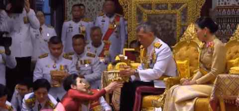 泰国国王的四个妻子 泰国国王公开纳妃现场图，泰国国王为什么公开纳妃他有几个妻子