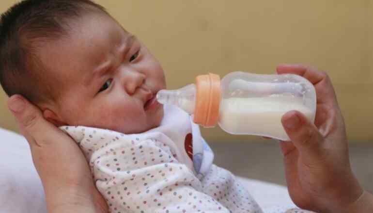 母乳和奶粉哪个好 新生儿喝哪种奶粉好 哪些奶粉比较比较接近母乳