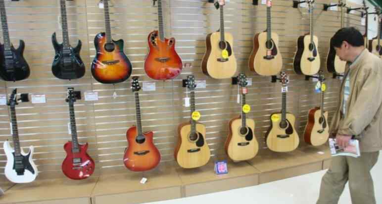 初学者买什么吉他 吉他初学者买什么吉他好 吉他价格一般多少钱