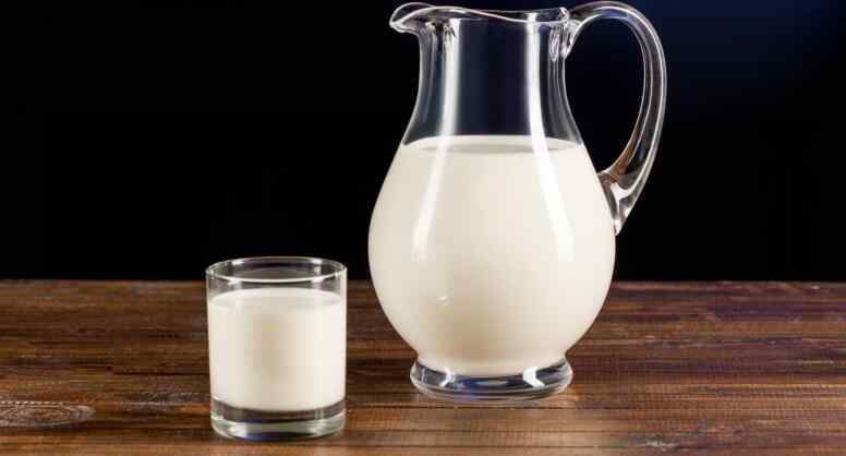 脱脂奶和全脂奶区别 全脂牛奶和脱脂牛奶的区别 脱脂和全脂牛奶哪个好
