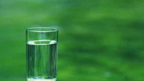 喝淡盐水的正确方法 早上喝水的正确方法 早晨第一杯水喝法