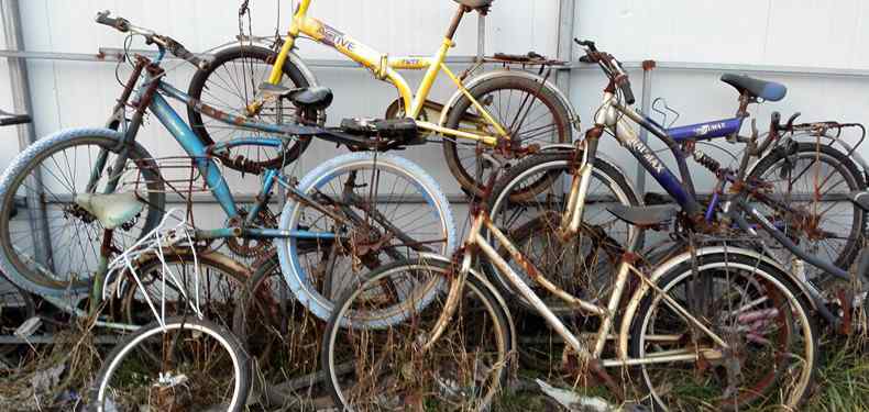 竹子自行车 小伙制竹自行车出口 竹子自行车定制车架在5千元左右