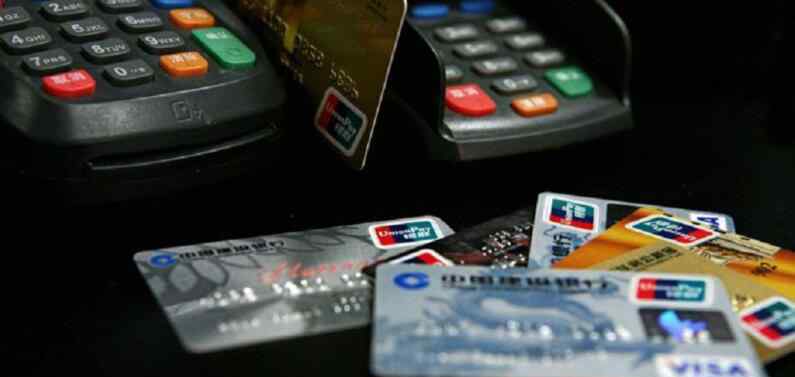刷卡也疯狂 疯狂购物致信用卡刷爆是什么意思 刷爆信用卡后会怎样