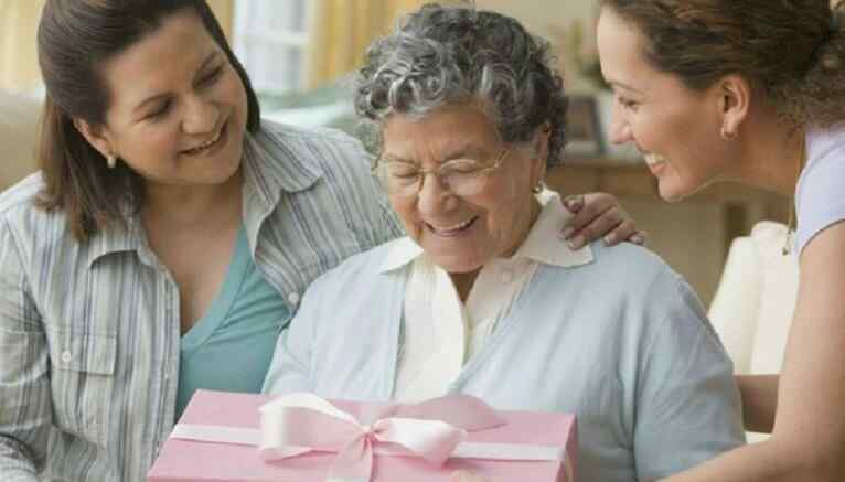 三八妇女节送妈妈什么礼物 妇女节给母亲送什么礼物好 妇女节送母亲礼物都在这