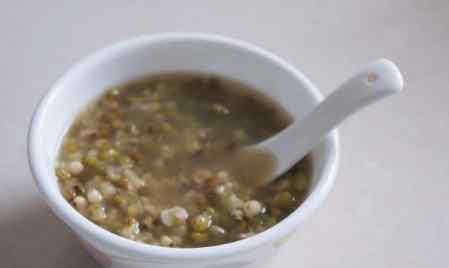 绿豆汤不能和什么一起吃 绿豆汤不能和什么一起吃 绿豆汤和葡萄能一起吃吗一起吃吗