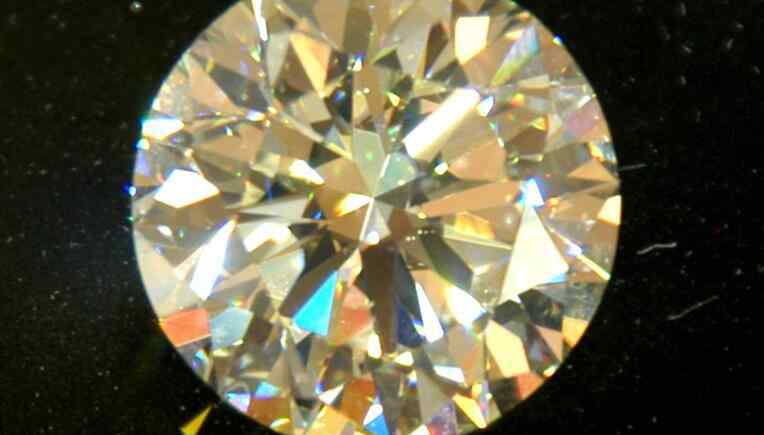 钻石怎么辨别真假 鉴定钻石一般多少钱 怎么辨别钻石真假？