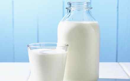 减肥期间可以喝牛奶吗 减肥期间什么时候喝牛奶 什么时候喝牛奶最减肥