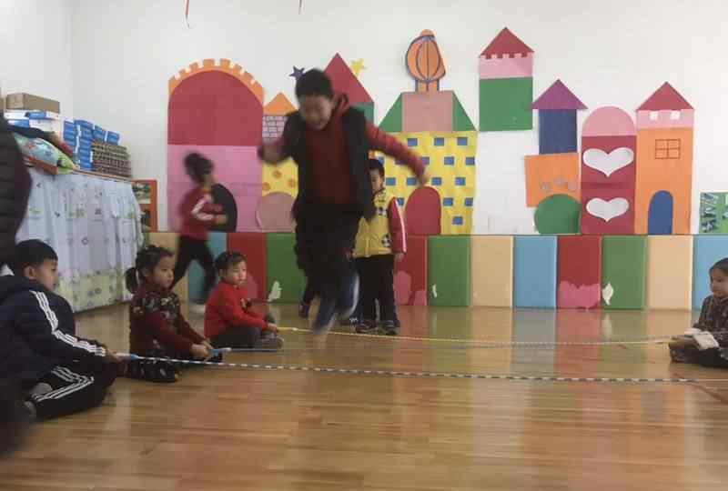 绳子游戏玩法 幼儿园花样玩绳教案