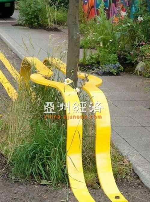 亚洲黄色 韩善良工人支"双黄线"铁架保护路边杂草引热议