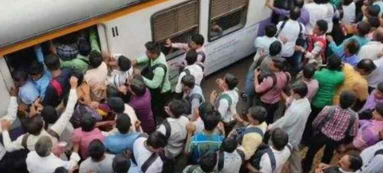 印度火车超载图片 印度搭火车像打仗 火车严重超载现场画面曝光
