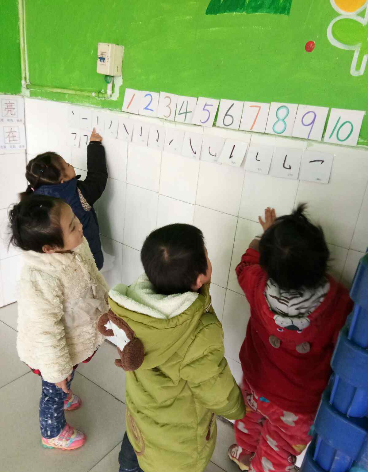 主动的拼音 中班的宝贝儿已经养成了个习惯，每天早上来到幼儿园主动的先去认生字.拼音