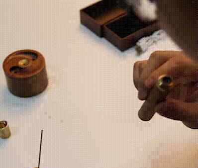 一款吸烟者必需高科技借火武器吹气检查磁感应充电式汽车点烟器