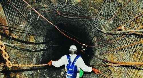 在巴西Beatrix金矿石地底1402公里的隧道施工中向前很